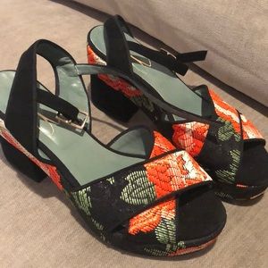 Brand new paola d'arcano floral print sandals